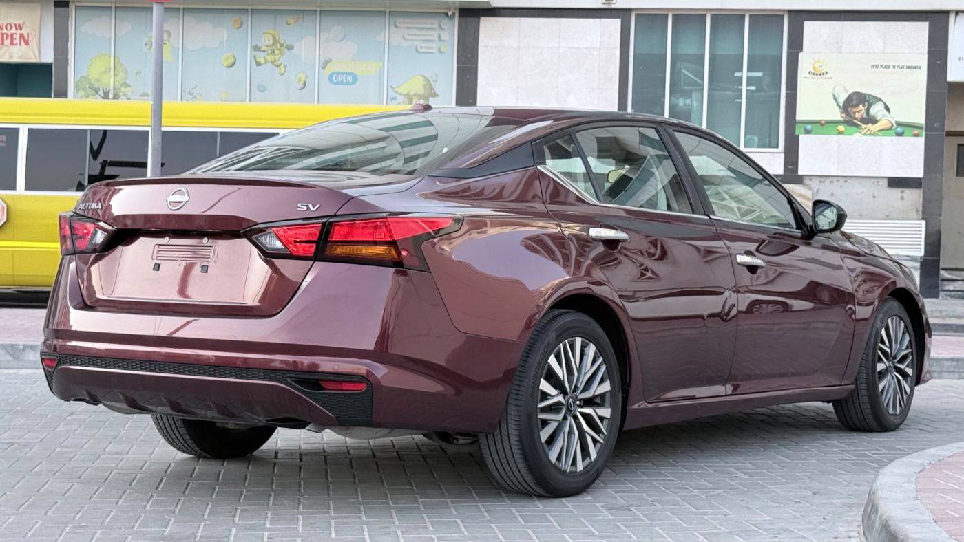 2023 Nissan Altima photo 2
