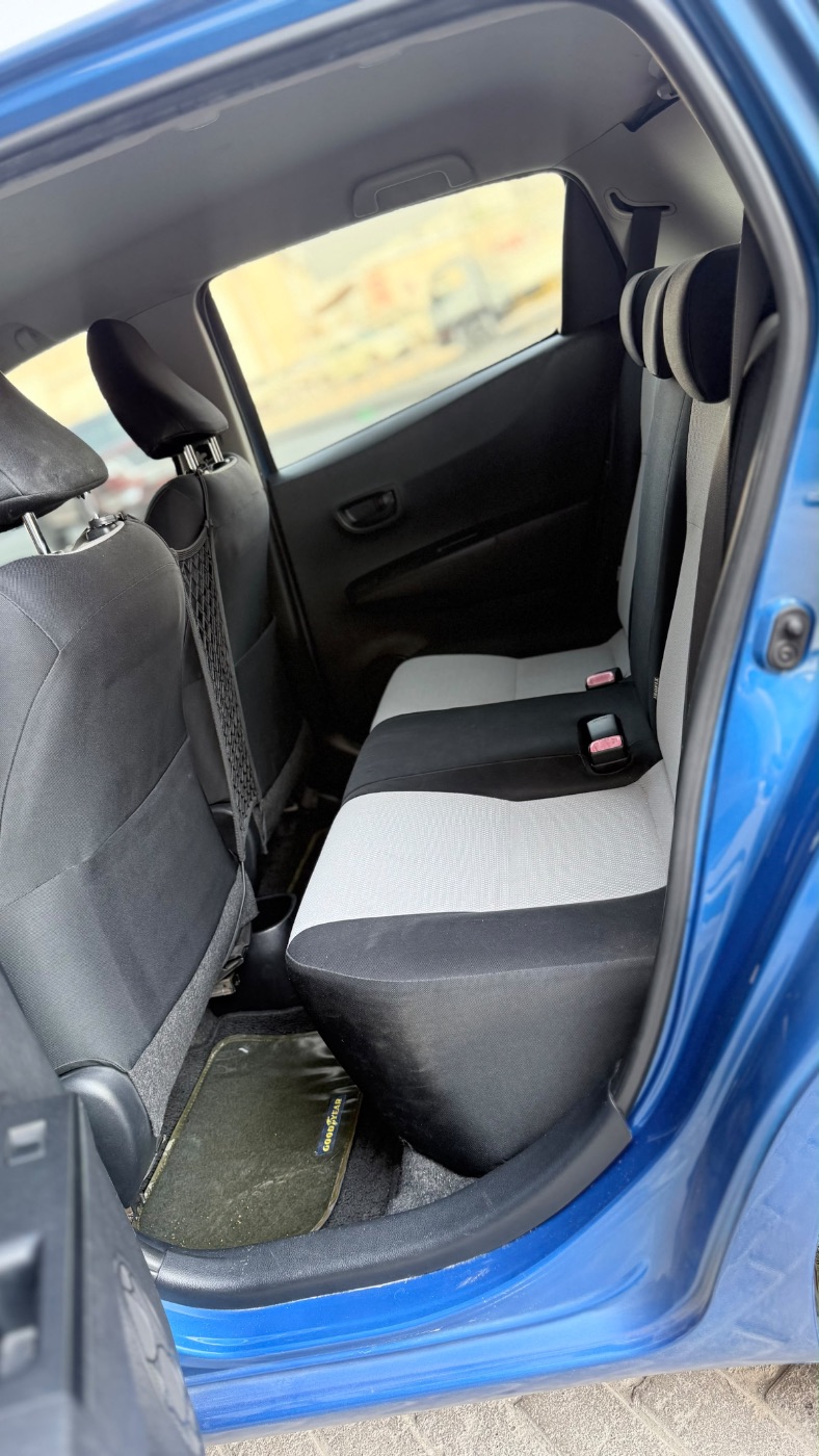 2012 Toyota Yaris photo 6