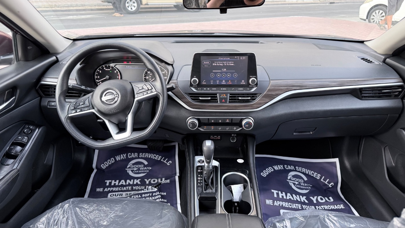 2023 Nissan Altima photo 2