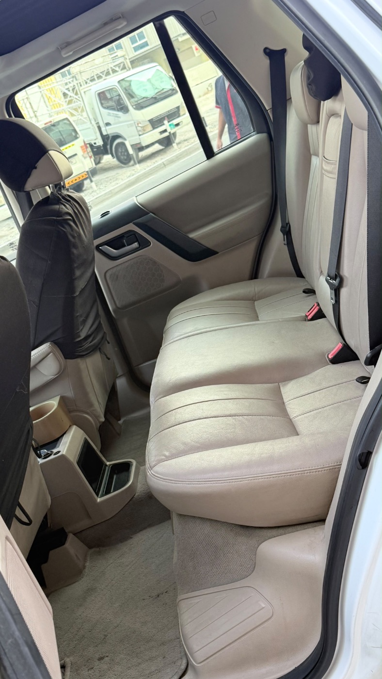 2011 Land Rover photo 2