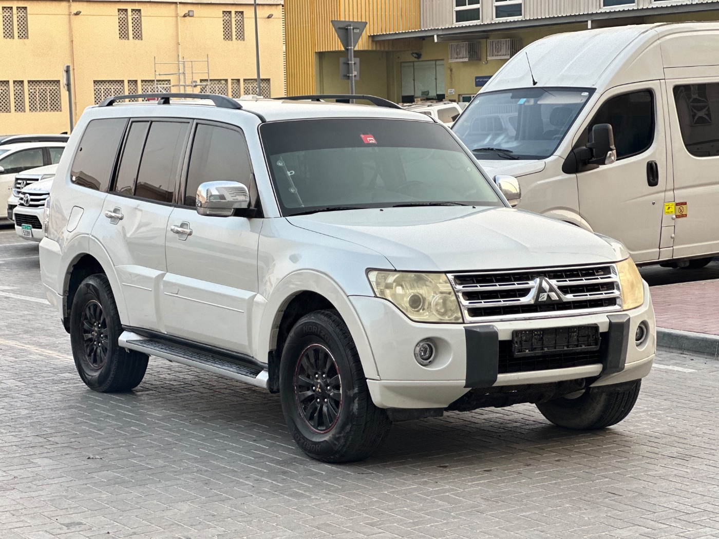2010 Mitsubishi Pajero photo 1